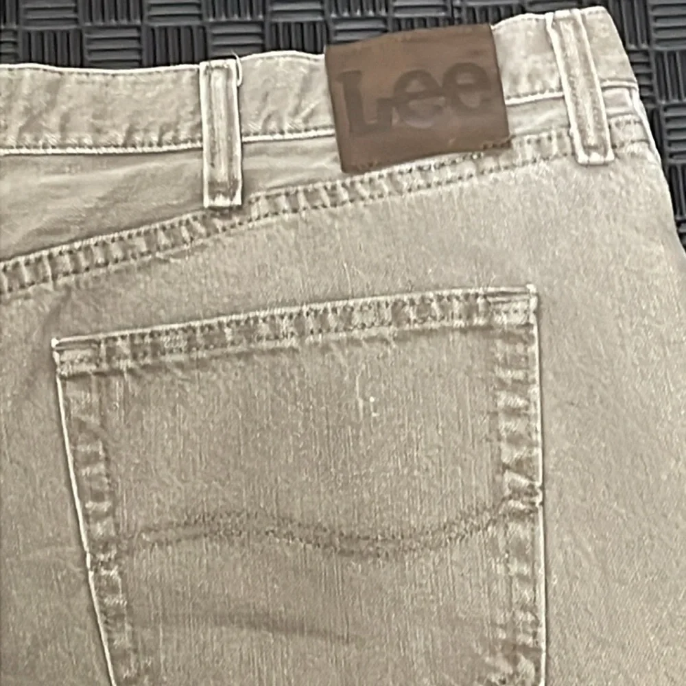 -Lee  42 x 30 jeans relaxed fit  tan color
